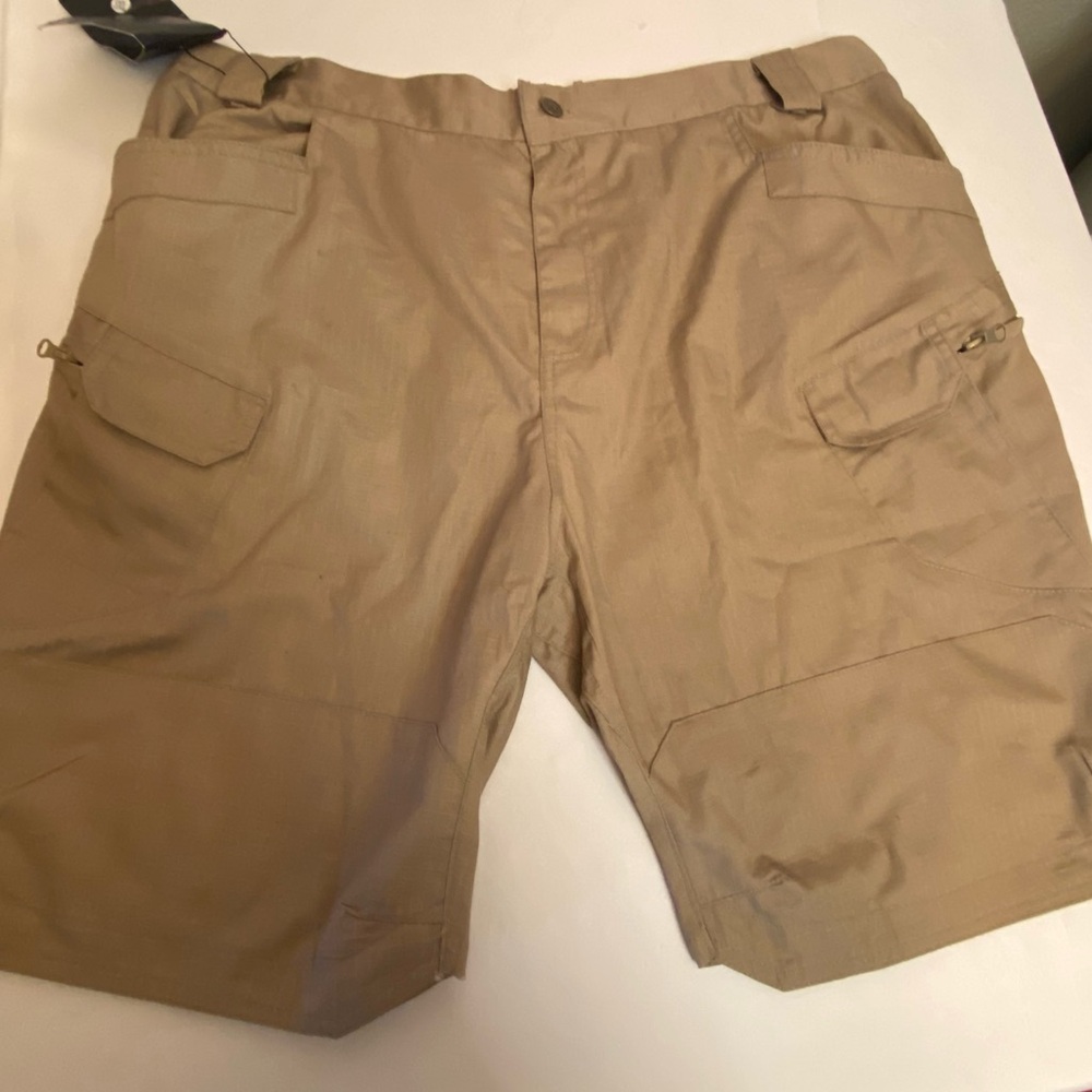 NWT Outdoor equipment, men’s shorts size 3 XL khaki multi pocket